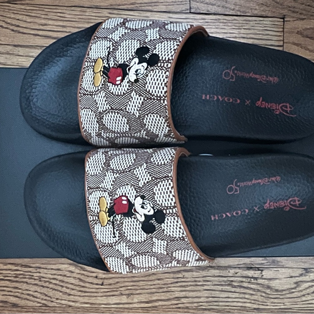 Coach Cocoa Signature Slides - Picture 2 of 4